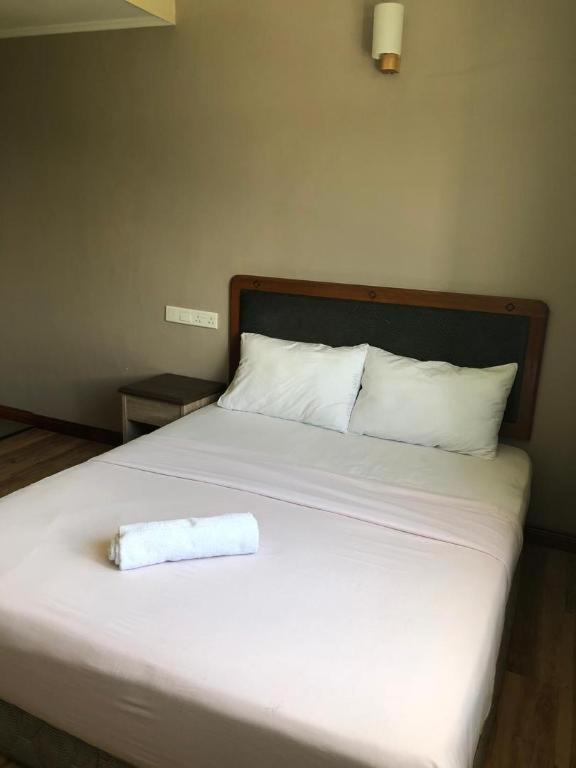 Hotel Perdana Лавас Екстериор снимка