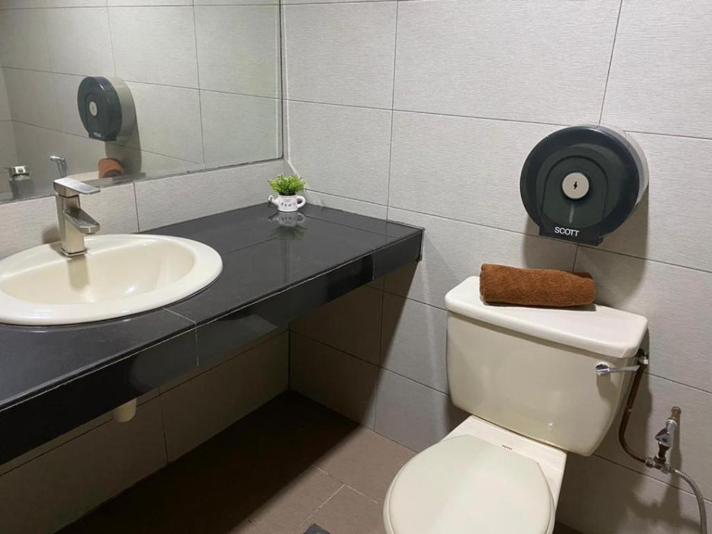 Hotel Perdana Лавас Екстериор снимка