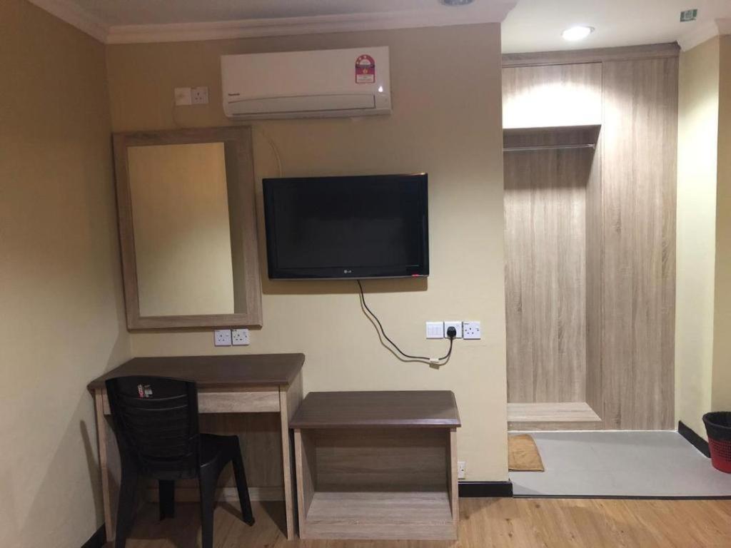 Hotel Perdana Лавас Екстериор снимка