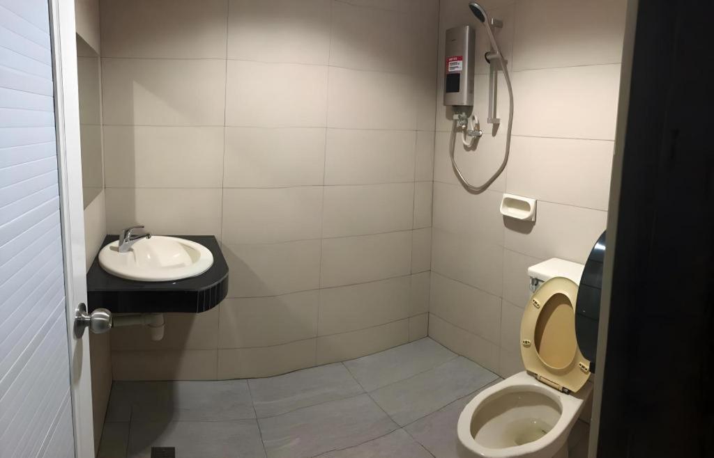 Hotel Perdana Лавас Екстериор снимка