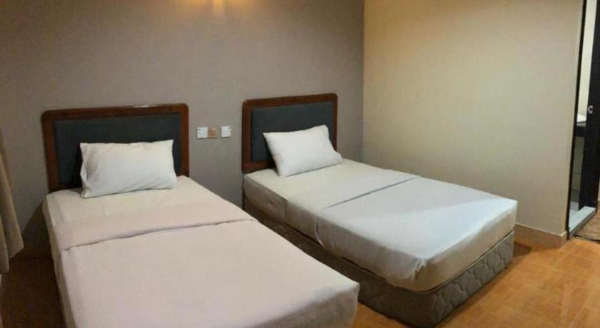 Hotel Perdana Лавас Екстериор снимка