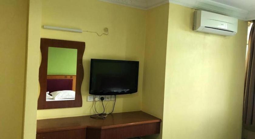 Hotel Perdana Лавас Екстериор снимка