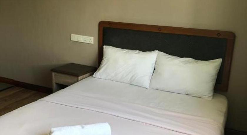 Hotel Perdana Лавас Екстериор снимка