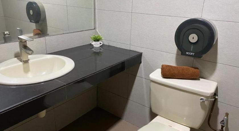 Hotel Perdana Лавас Екстериор снимка